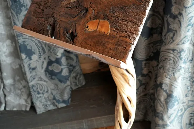 Holzdetail mit markanter Maserung