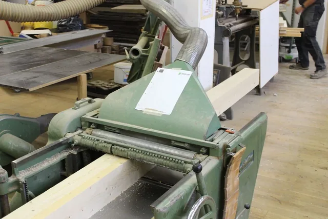 Holzbearbeitung an der Tischlereimaschine