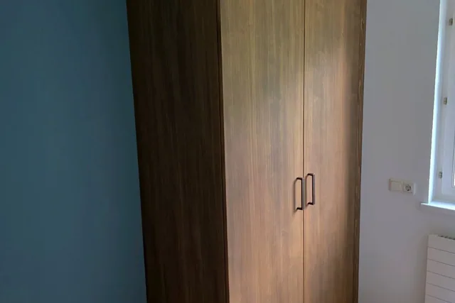 Zweitüriger Holzschrank