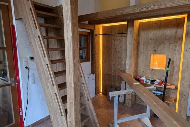 Holztreppe und Geländer während der Montage