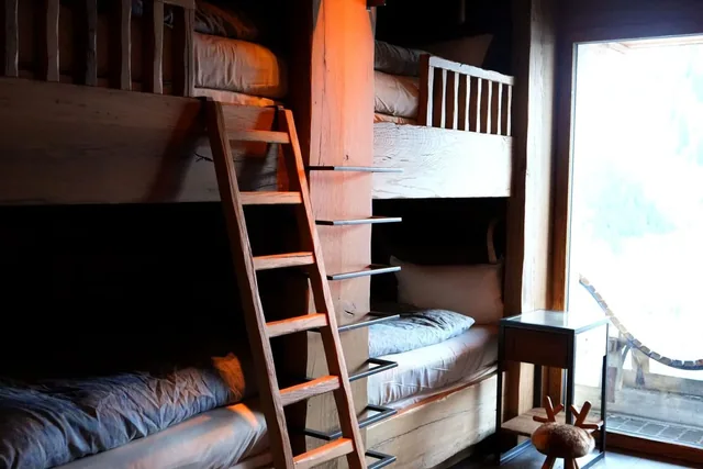 Etagenbett aus Holz mit Leiter